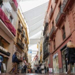 Comienza la colocación de los toldos en el centro de Sevilla