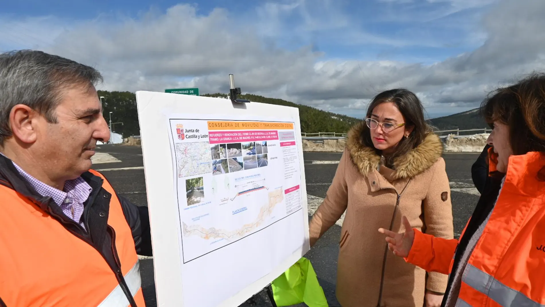 La consejera de Movilidad y Transformación Digital, María González Corral, visita el resultado de las obras de mejora llevadas a cabo en la carretera CL-601