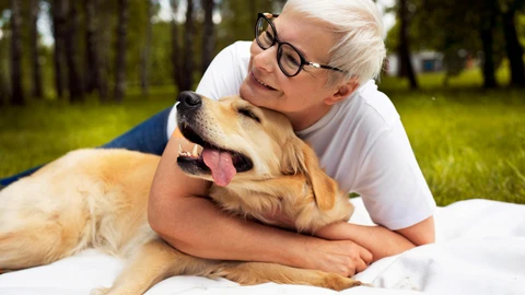 Una mujer mayor con su perro