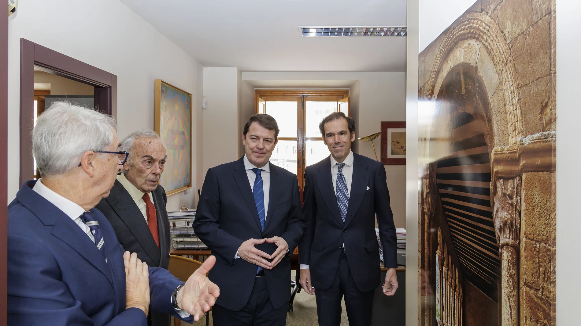 El presidente de la Junta visita la sede de la Fundación Duques de Soria acompañado de Carlos Zurita y Rafael Benjumea