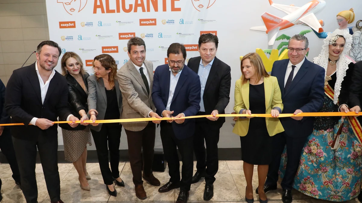 Mazón anuncia un estudio de las Cámaras de Comercio que justifica la necesidad de la segunda pista del aeropuerto de Alicante y la ampliación del de Valencia-Manises