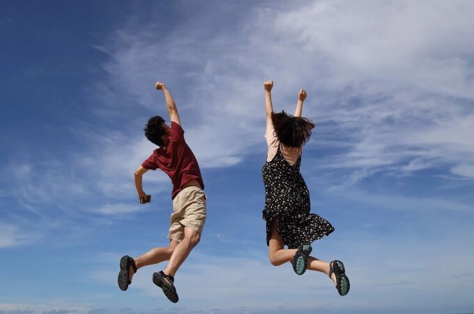 Dos adultos saltando de felicidad