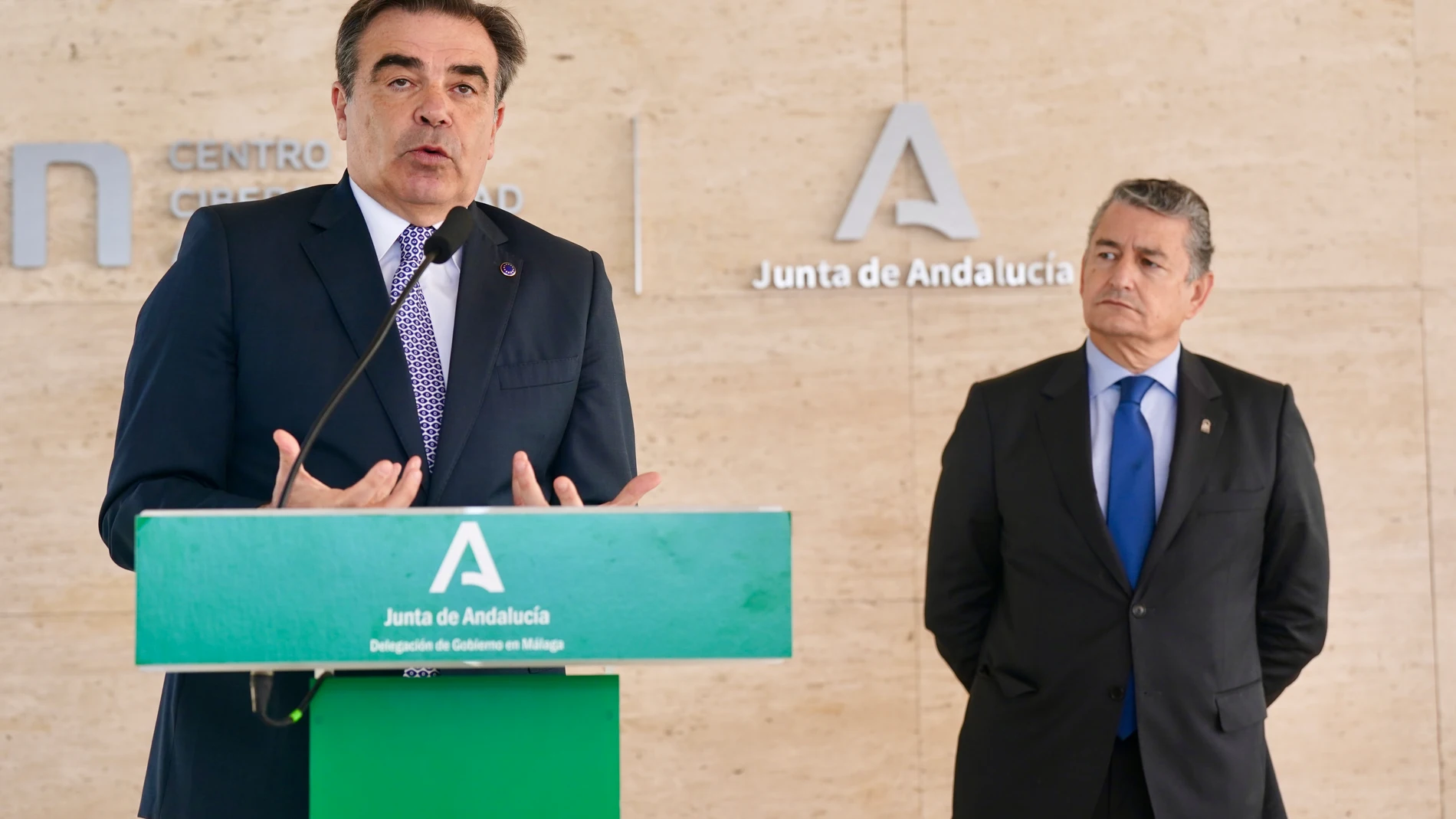 El vicepresidente de la Comisión Europea, Margaritis Schinas (i), interviene durante la reunión con el consejero de la Presidencia, Interior, Diálogo Social y Simplificación Administrativa, Antonio Sanz (d). A 3 de abril de 2024, en Málaga (Andalucía, España). El consejero de la Presidencia, Interior, Diálogo Social y Simplificación Administrativa, Antonio Sanz, ha mantenido una reunión con el vicepresidente de la Comisión Europea, Margaritis Schinas, en el Centro de Ciberseguridad de Andaluc...