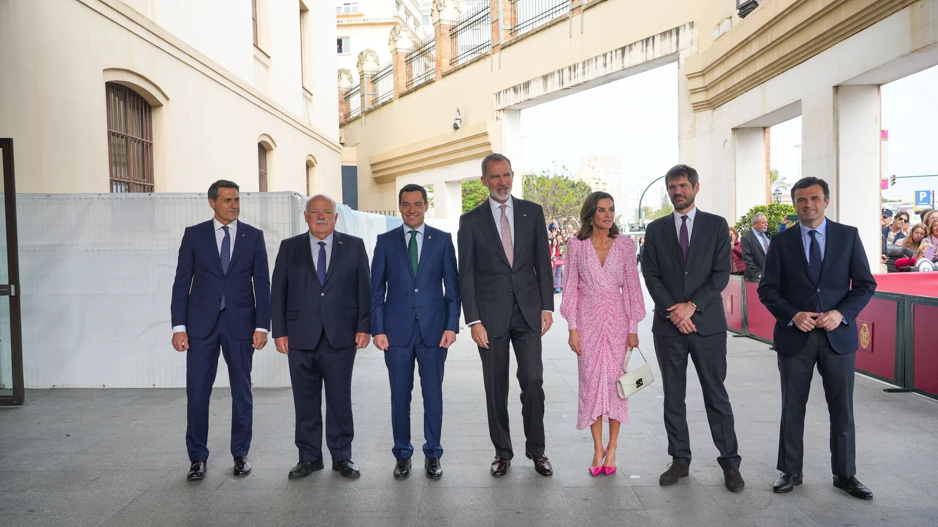 Los Reyes junto al ministro de Cultura y el presidente de la Junta en el acto de entrega de las Medallas de las Bellas Artes en Cádiz. FRANCISCO J. OLMO - EUROPA PRESS 03/04/2024