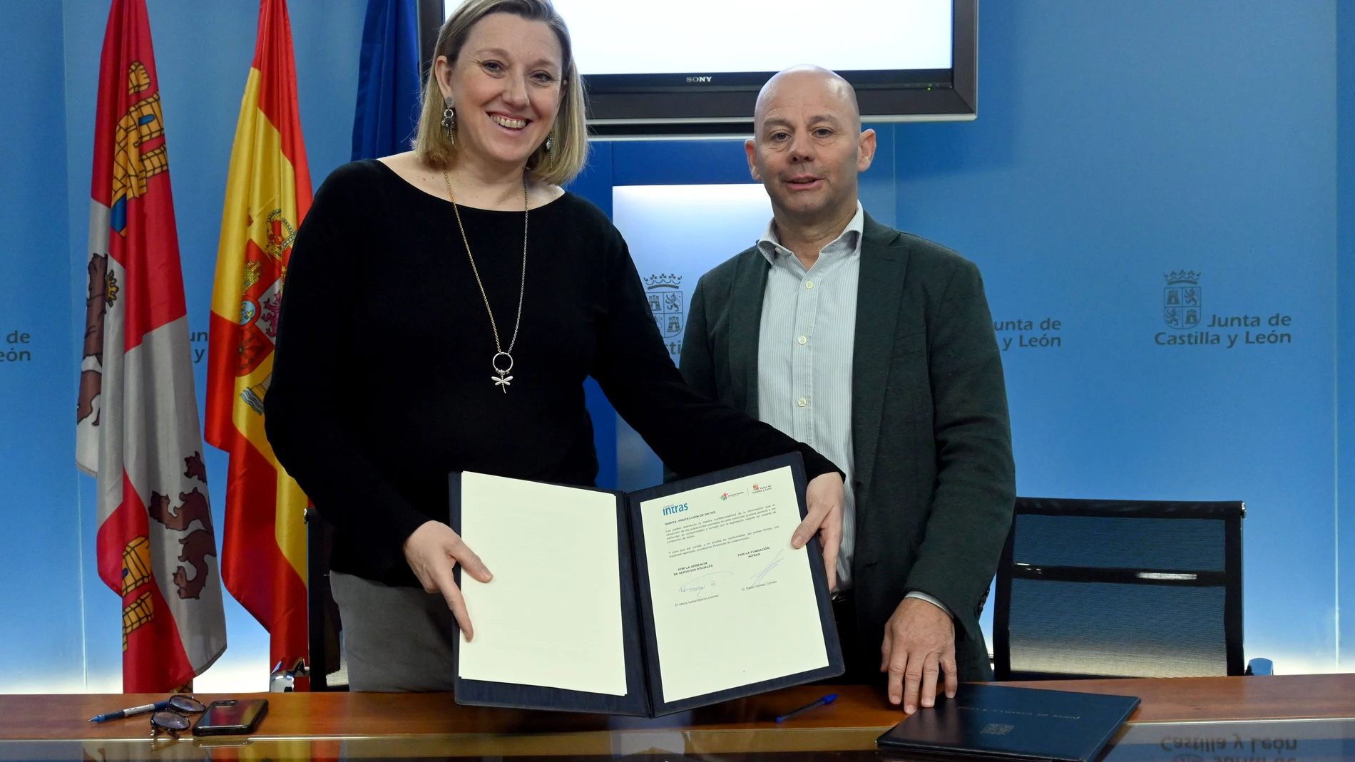 La consejera Isabel Blanco durante la firma del convenio con Pablo Gómez