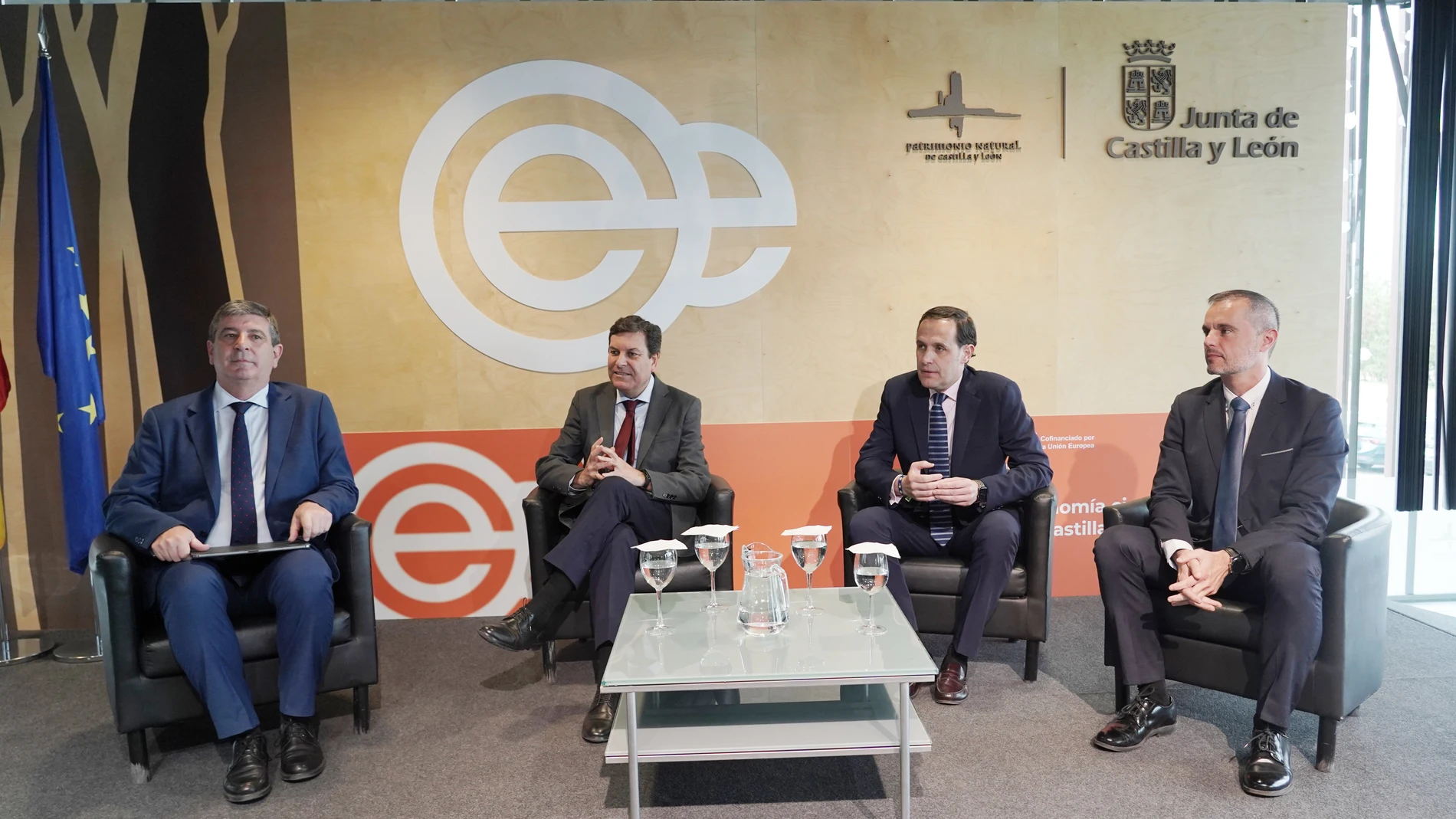 El consejero de Economía y Hacienda y portavoz de la Junta, Carlos Fernández Carriedo, presenta, junto al presidente de la Diputación de Valladolid, Conrado Íscar, el Pacto por la Economía Circular de Castilla y León
