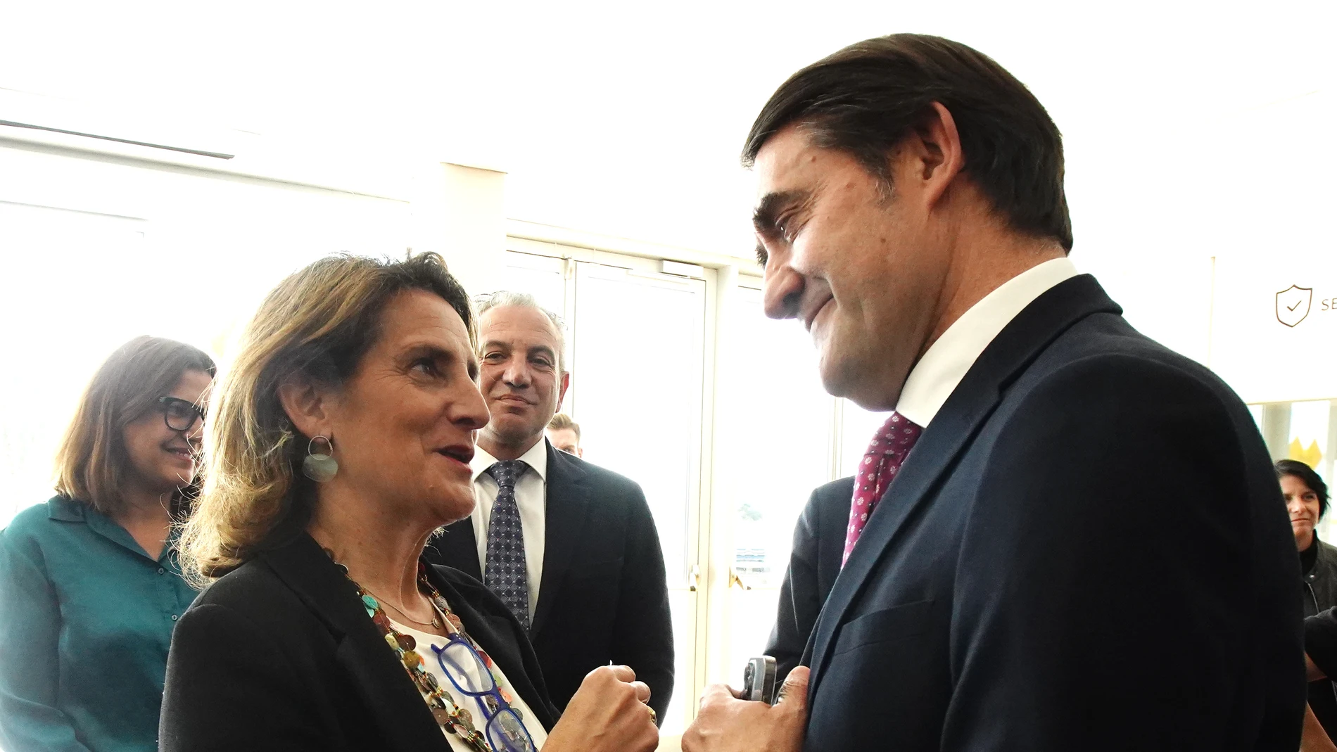 La ministra Teresa Ribera conversa con Suárez-Quiñones en su última visita a Ponferrada