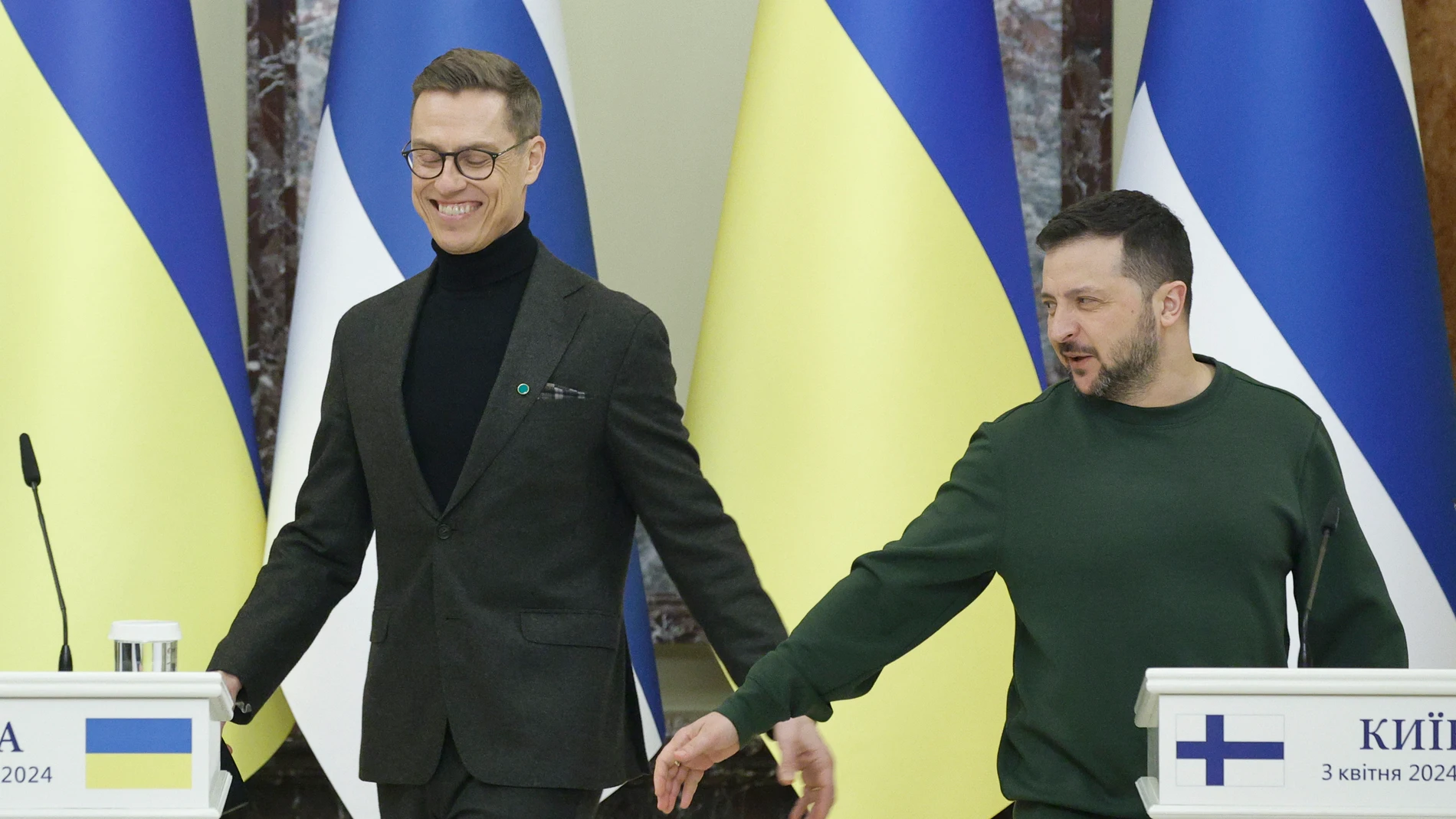 Kyiv (Ukraine), 03/04/2024.- Ukraine's President Volodymyr Zelensky (R) and his Finnish counterpart Alexander Stubb (L) arrive for a joint press conference after their meeting in Kyiv, Ukraine, 03 April 2024. Stubb arrived in Kyiv to meet with top Ukrainian officials amid the Russian invasion. (Finlandia, Rusia, Ucrania, Kiev) EFE/EPA/SERGEY DOLZHENKO 