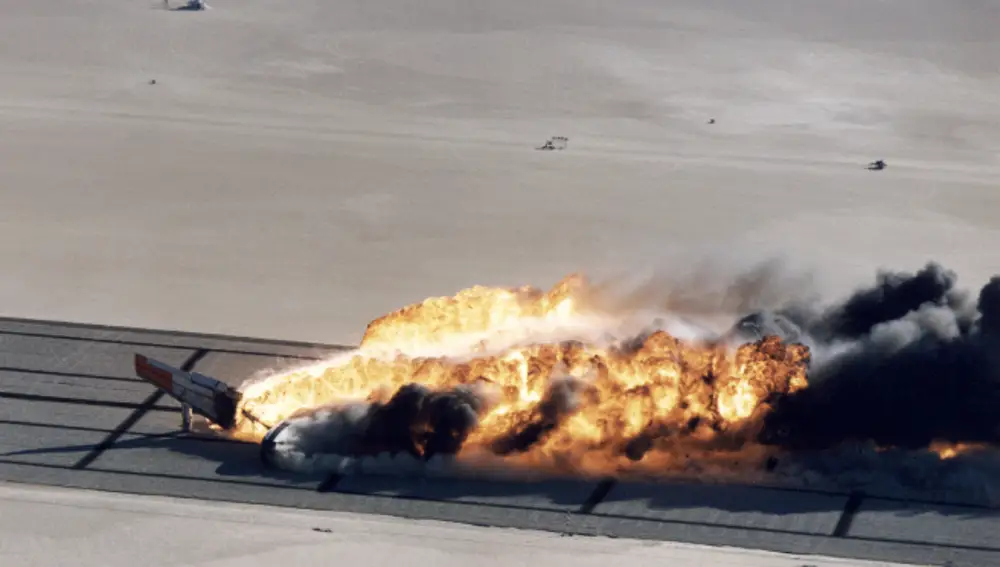 El Boeing 720 en llamas tras el aterrizaje. 