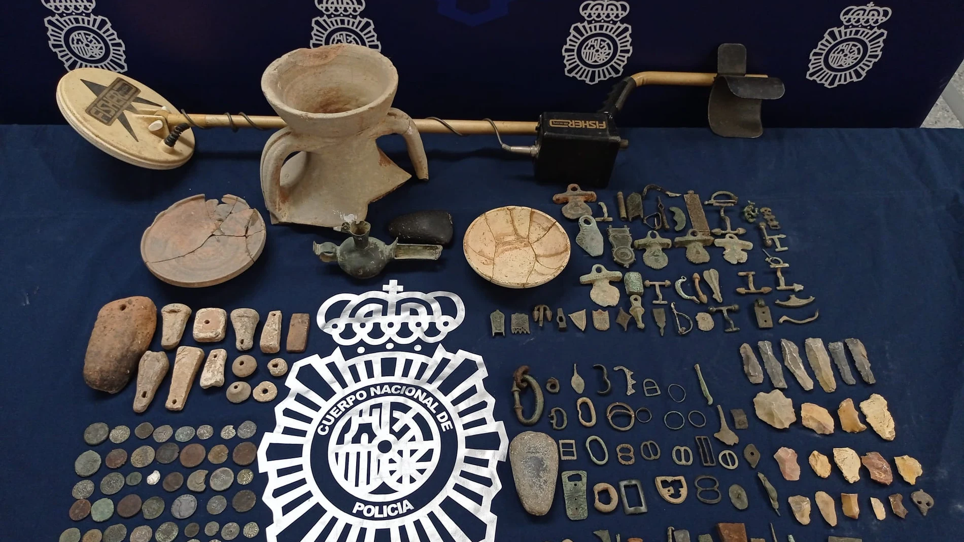 Piezas arqueológicas recuperadas por la Policía Nacional de Sevilla POLICÍA NACIONAL 03/04/2024