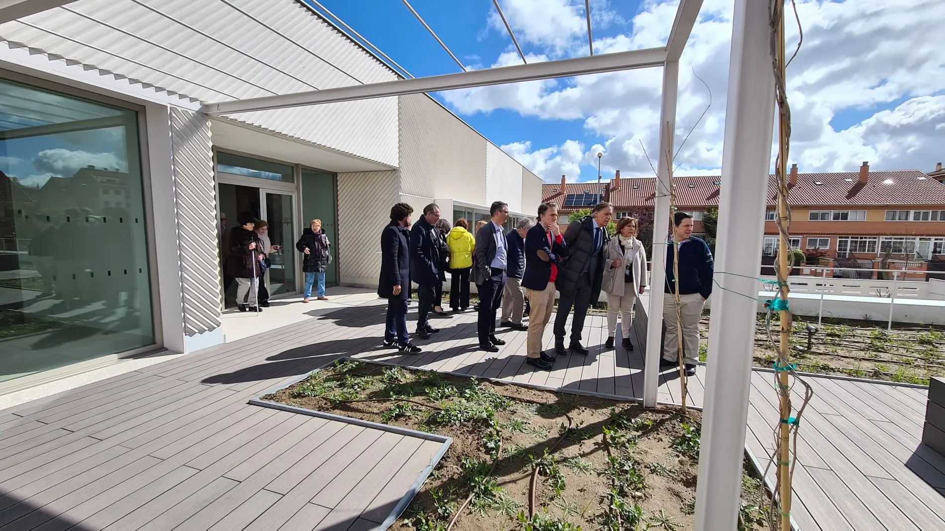 El alcalde de Salamanca, Carlos García Carbayo, visita el nuevo centro de mayores