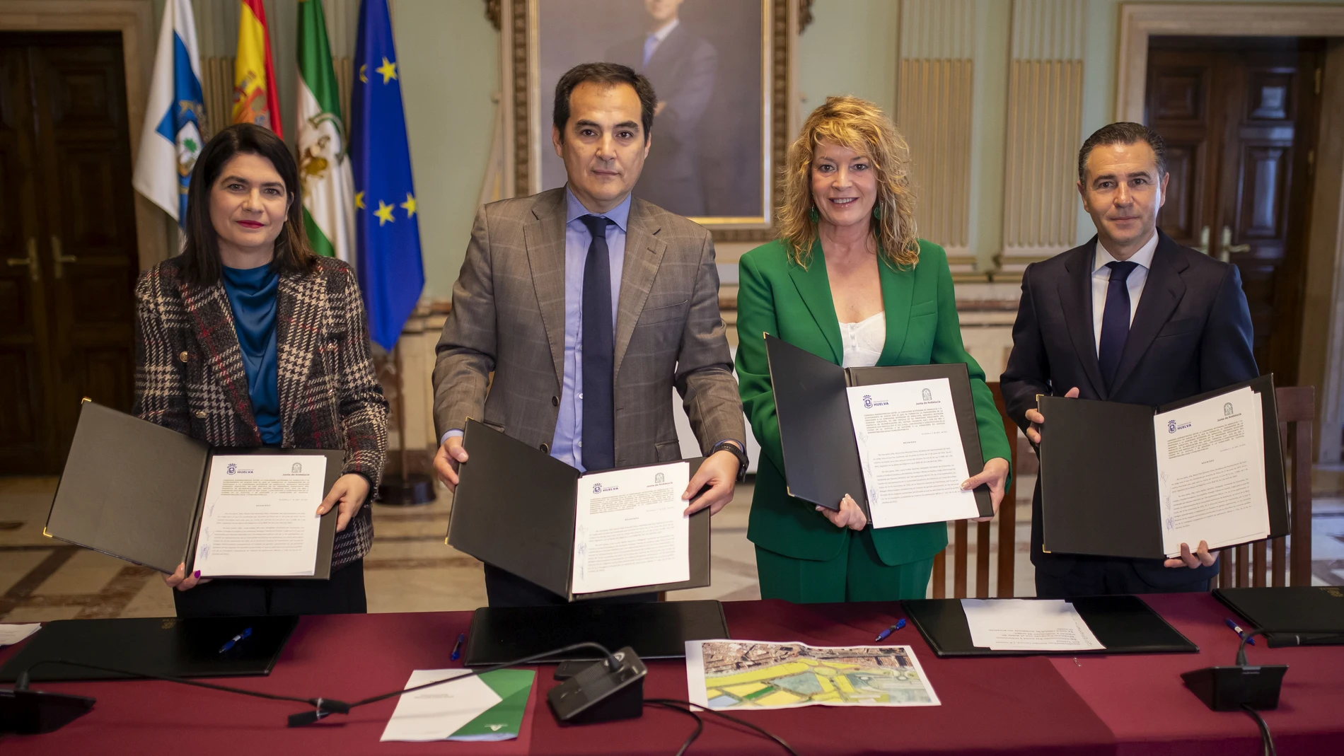 El consejero de Justicia y la alcaldesa de Huelva, en el centro, tras firmar la cesión de los terrenos