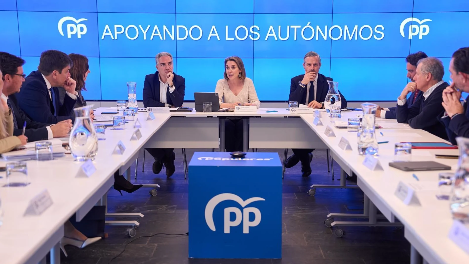 La secretaria general del PP, Cuca Gamarra, el vicesecretario de Política Autonómica del partido, Elías Bendodo, y el vicesecretario de Economía del PP, Juan Bravo, se reúnen con consejeros de Empleo del PP. DIEGO PUERTA (PP) 03/04/2024