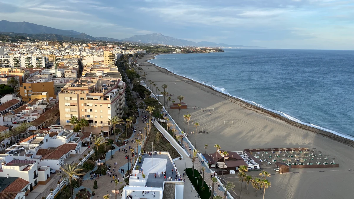 Estepona estrena uno de los mayores paseos marítimos de España