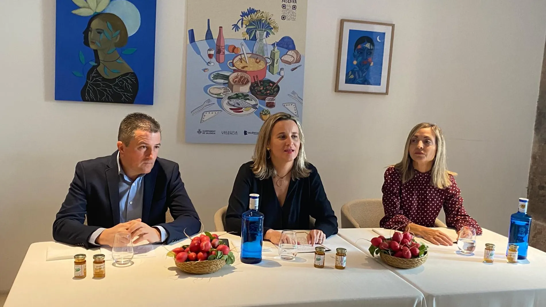 La concejala de Turismo, Innovación e Inversiones, Paula Llobet; el director de València Turisme, Xavi Pascual; y la jefa del Área de Promoción y Marketing de Turisme CV, Carmen Sahuquillo