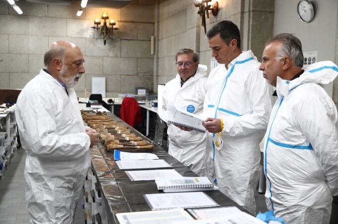 Sánchez visita el laboratorio forense en el Valle de los Caídos donde se analizan las exhumaciones de víctimas