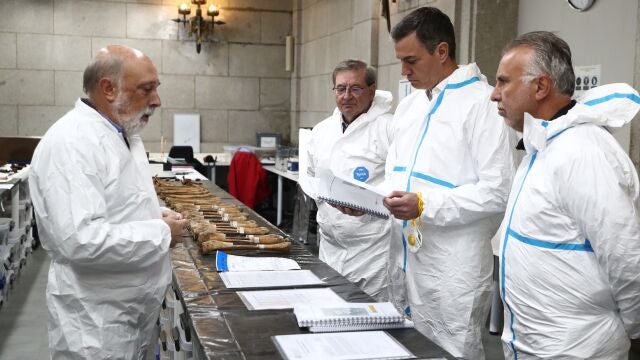 Sánchez visita el laboratorio forense en el Valle de los Caídos donde se analizan las exhumaciones de víctimas