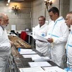 Sánchez visita el laboratorio forense en el Valle de los Caídos donde se analizan las exhumaciones de víctimas