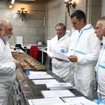Pedro Sánchez durante su visita al laboratorio forense del Valle de los Caídos