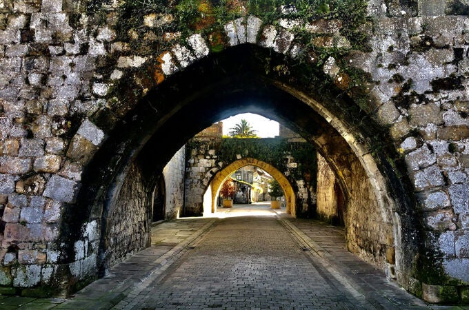 El Torreón de Cartes, antigua fortaleza medieval sobre la calle principal de la villa cántabra