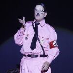Àngel Llàcer caracterizado como Hitler en "The Producers"