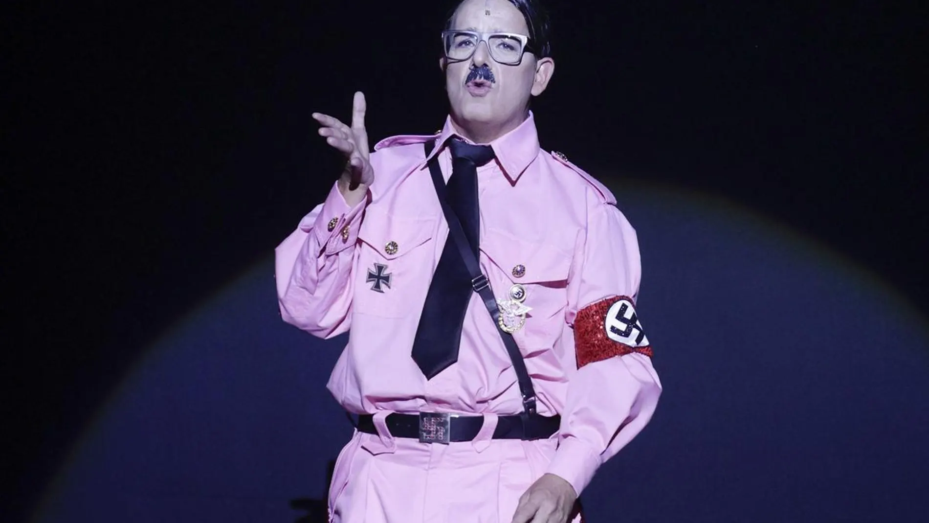 Àngel Llàcer caracterizado como Hitler en "The Producers"