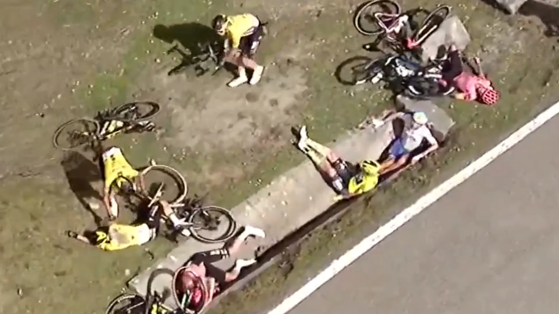 Vingegaard, tendido en el suelo y rodeado de ciclistas caídos