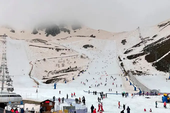 Las estaciones de esquí de León ofrecen siete kilómetros esquiables durante el último fin de semana de la temporada