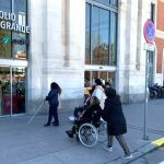 Varias personas con discapacidad acceden a la estación Campo Grande de Valladolid