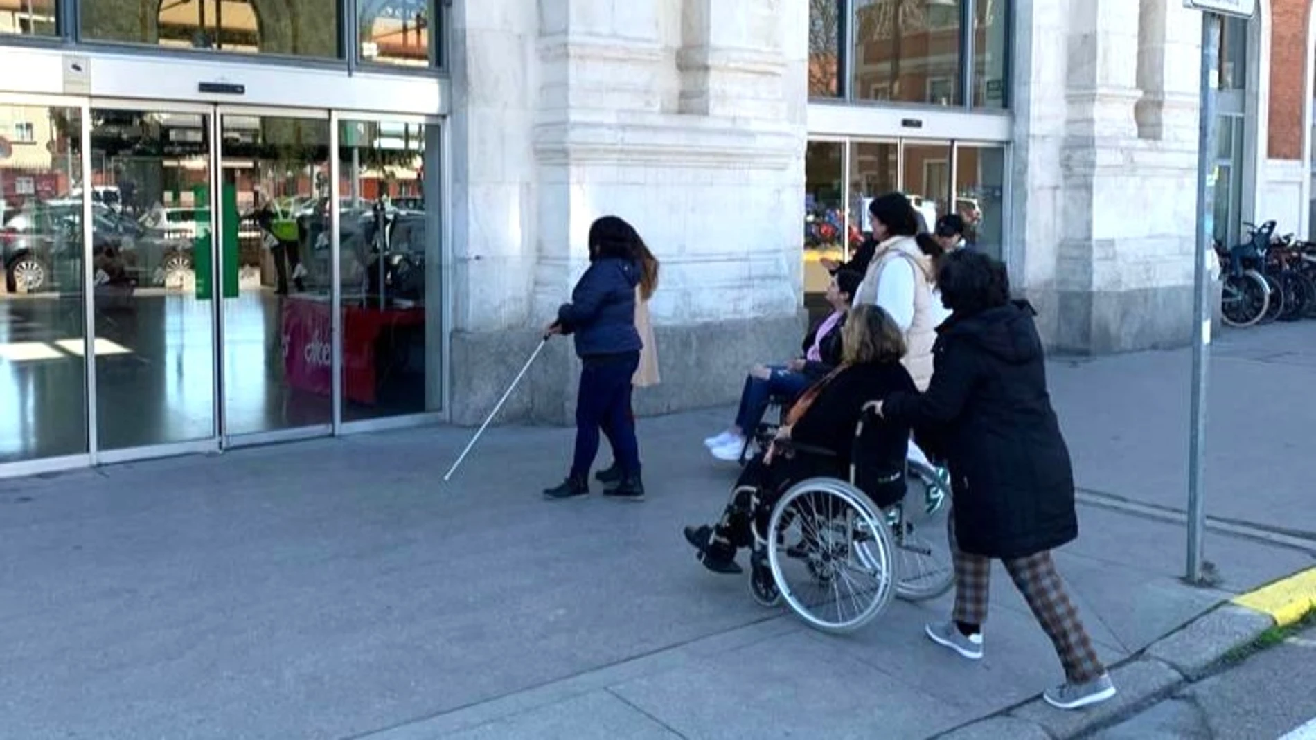 Varias personas con discapacidad acceden a la estación Campo Grande de Valladolid