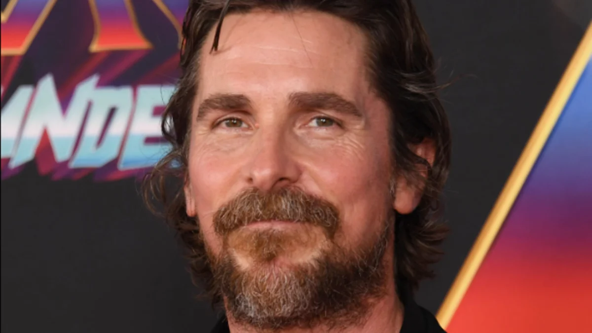 Christian Bale muestra sus cicatrices como Frankenstein en unas primeras imágenes