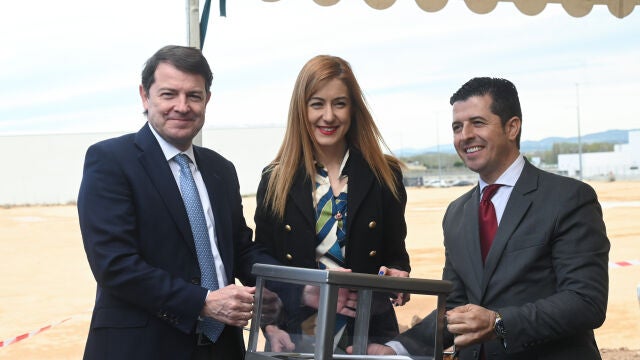 El presidente Alfonso Fernández Mañueco y la alcaldesa Aitana Hernando en el acto de puesta de primera piedra de la futura planta de Movilex, en Miranda de Ebro