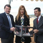 El presidente Alfonso Fernández Mañueco y la alcaldesa Aitana Hernando en el acto de puesta de primera piedra de la futura planta de Movilex, en Miranda de Ebro