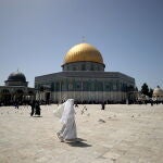 Muslims attend last Ramadan Friday prayers at Al-Aqsa mosque compound in Jerusalem