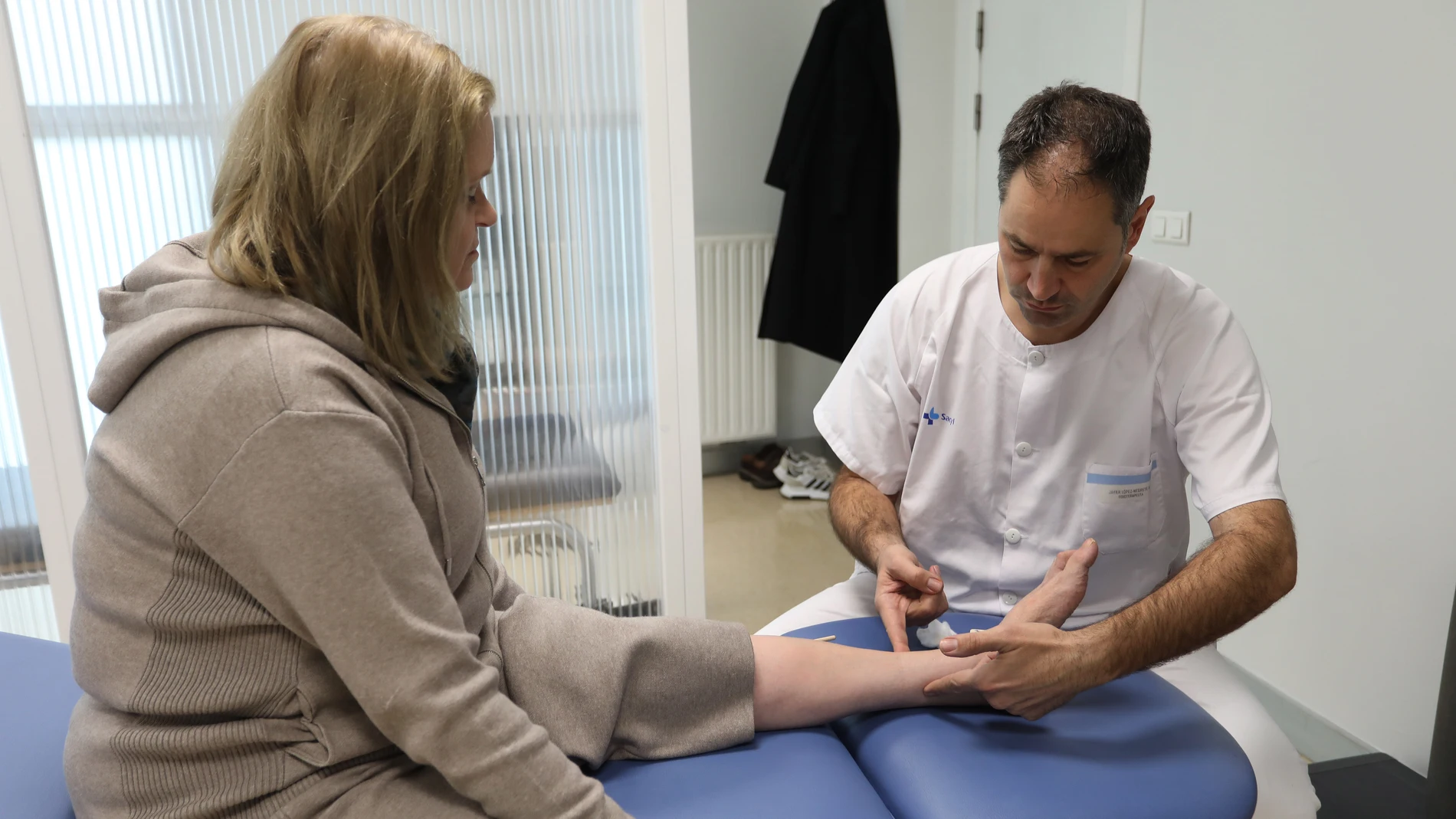 Un fisioterapeuta atiende a una paciente en un centro de salud de Palencia