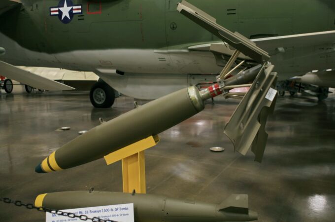 Una bomba Mk 82 con un dispositivo de cola para retardo