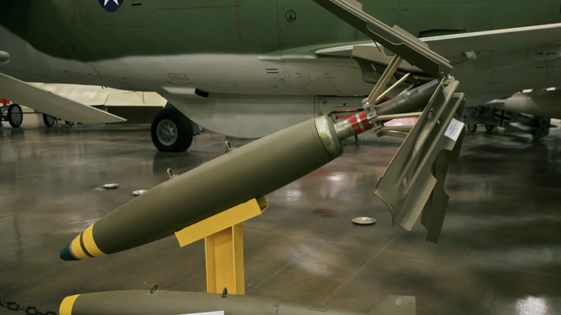 Una bomba Mk 82 con un dispositivo de cola para retardo