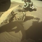 Selfie del Perseverance con la roca que podría determinar la habitabilidad de Marte.