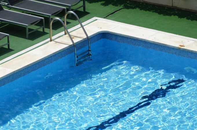 Economía.- El Govern plantea que las piscinas privadas rellenadas con agua desalada sean refugios climáticos
