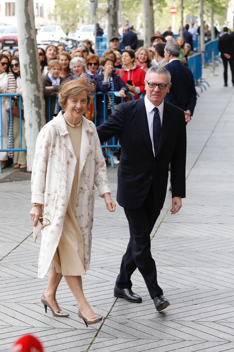 Gallardón y su mujer, María del Mar Utrera, llegan a la boda de Almeida y Teresa Urquijo