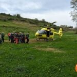 El grupo de rescate de la Junta de Castilla y León evacúa a un varón tras el accidente de un tractor en las inmediaciones del cementerio de Medianas, en Burgos