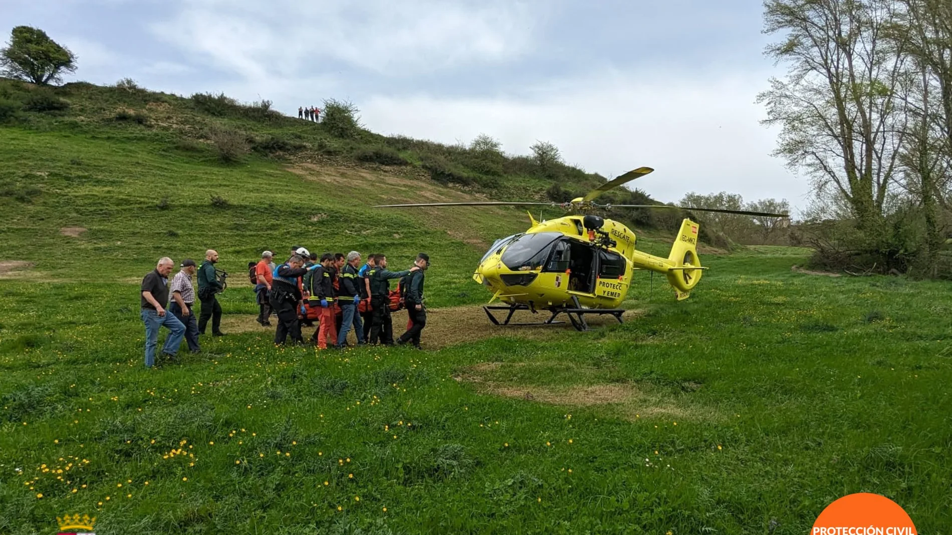 El grupo de rescate de la Junta de Castilla y León evacúa a un varón tras el accidente de un tractor en las inmediaciones del cementerio de Medianas, en Burgos