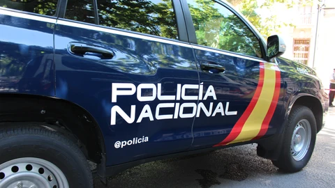 Los agentes lograron apagar un artefacto incendiario que el arrestado colocó bajo una autocaravana, con su morador en el interior