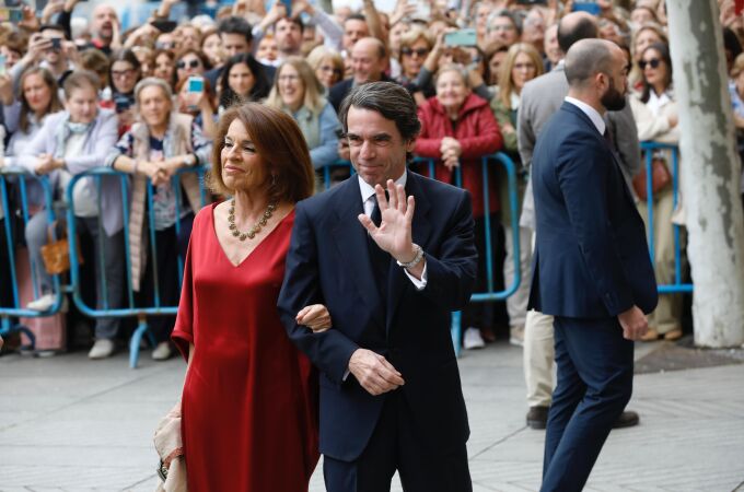 Ana Botella y José María Aznar en la boda de Almeida y Teresa Urquijo