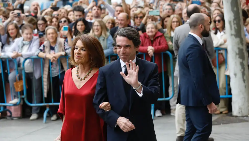 Ana Botella y José María Aznar en la boda de Almeida y Teresa Urquijo