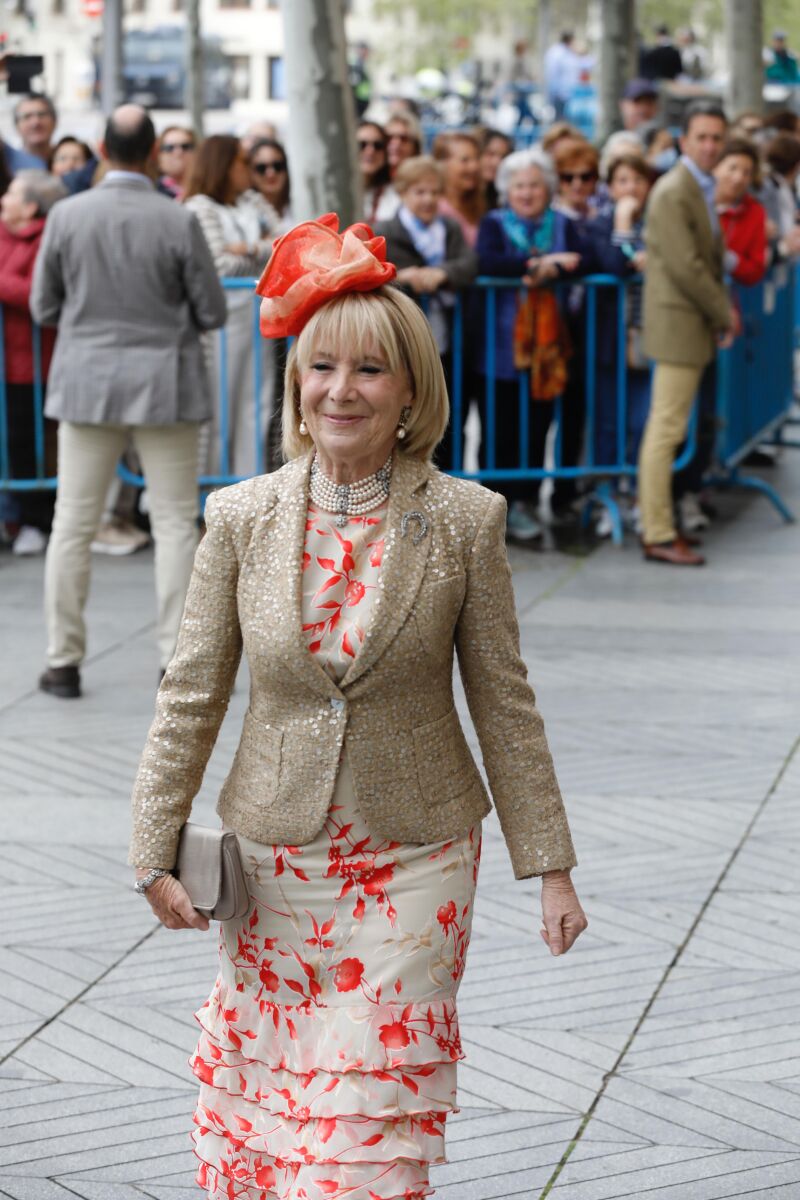 Esperanza Aguirre llega a la boda de José Luis Martínez-Almeida y Teresa Urquijo