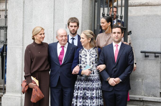 Don Juan Carlos con sus hijas y algunos de sus nietos