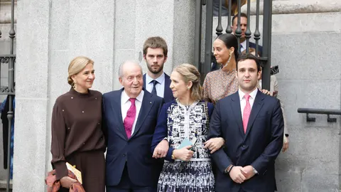Don Juan Carlos con sus hijas y algunos de sus nietos