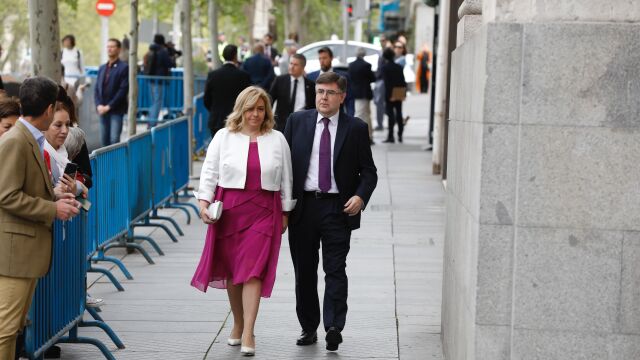 Inmaculada Sanz llega a la boda de José Luis Martínez-Almeida y Teresa Urquijo
