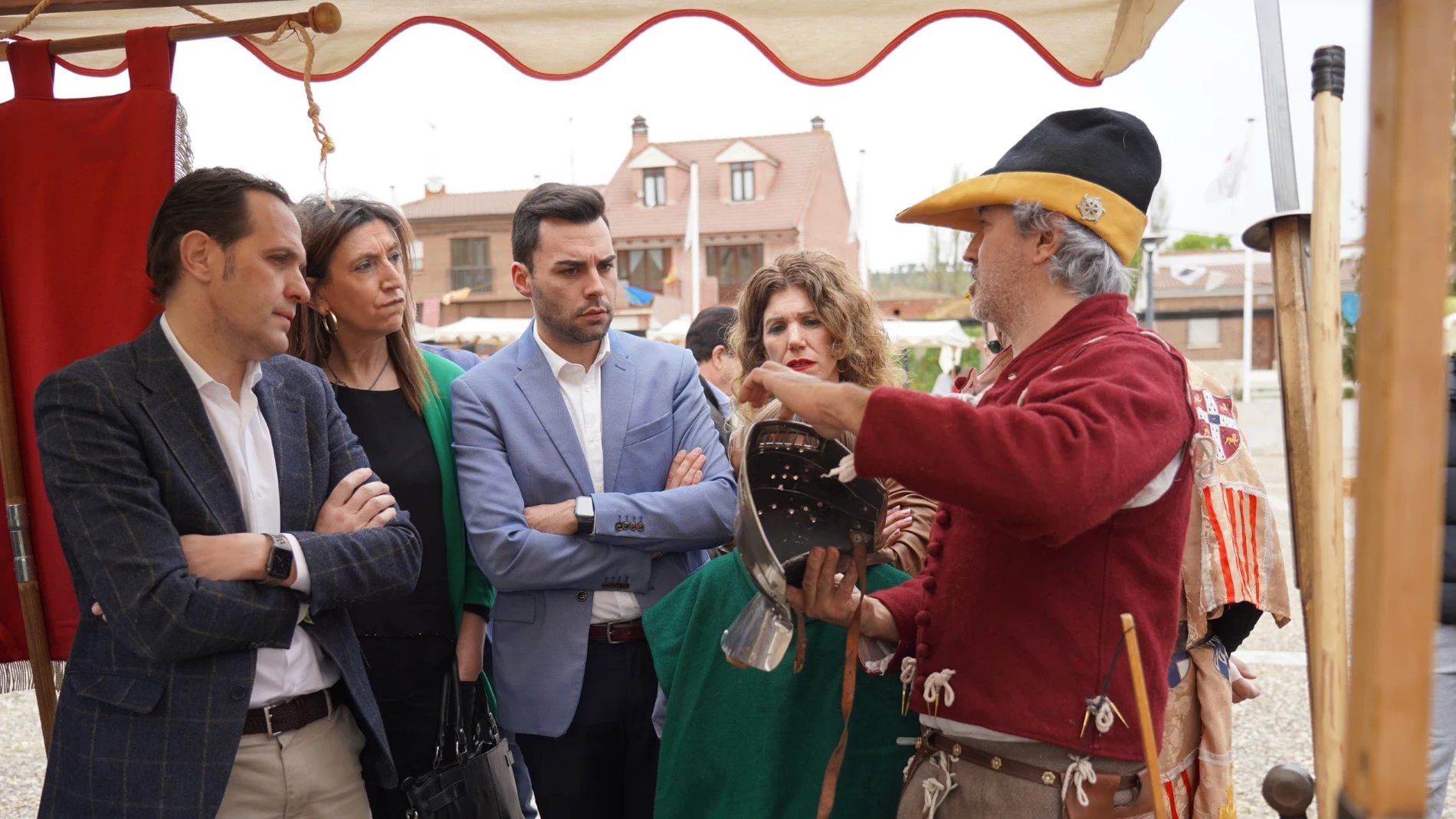 El presidente de la Diputación de Valladolid, Conrado Íscar, visita el mercado medieval de Fuensaldaña